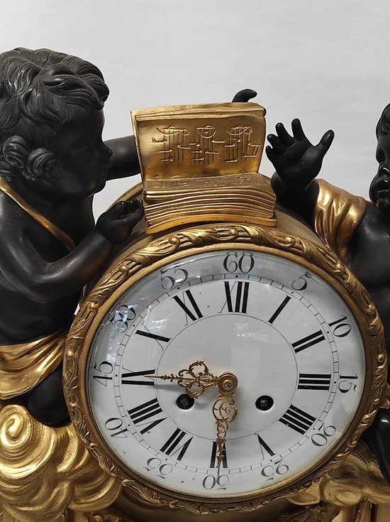 A Clock With Lovers In Gilded Bronze Late 19th Century