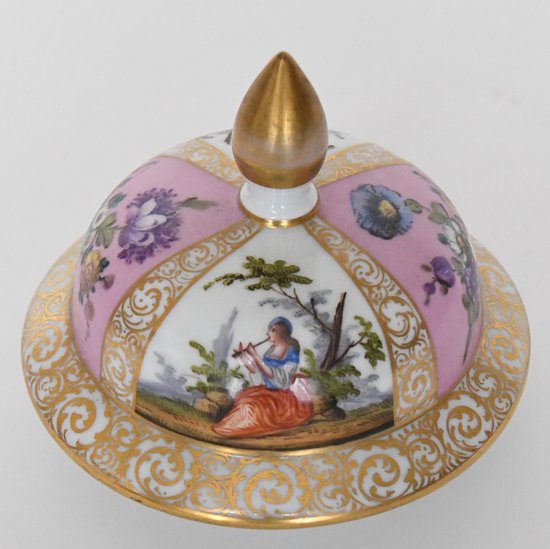 Pair of covered vases in Dresden porcelain the workshop of Helena Wolfsohn