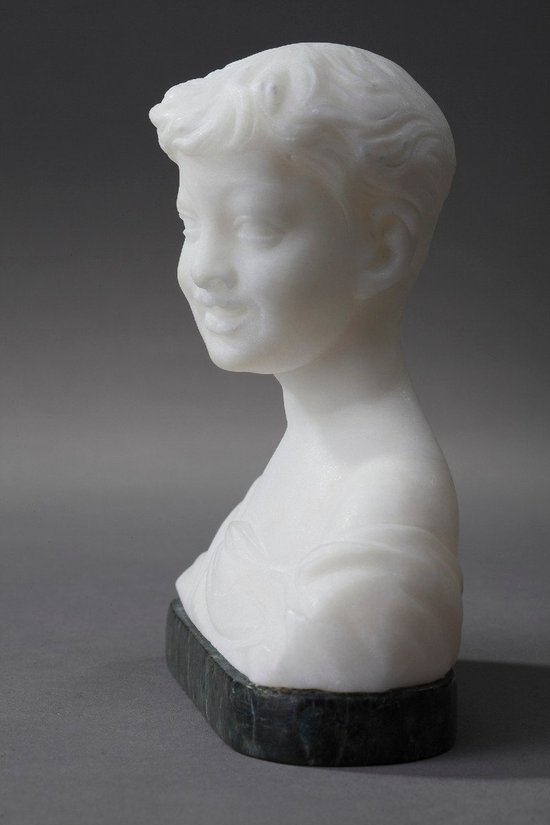 Piccolo busto raffigurante un ragazzo in alabastro