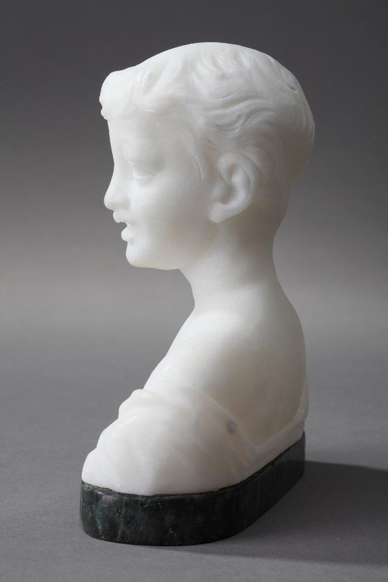 Piccolo busto raffigurante un ragazzo in alabastro