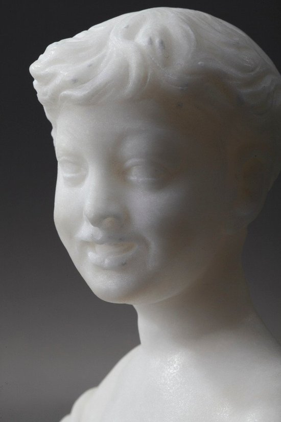Piccolo busto raffigurante un ragazzo in alabastro