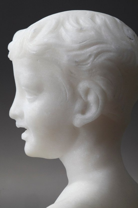 Piccolo busto raffigurante un ragazzo in alabastro