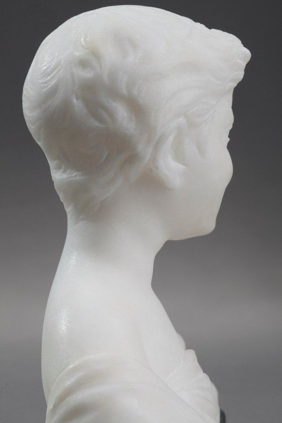 Piccolo busto raffigurante un ragazzo in alabastro