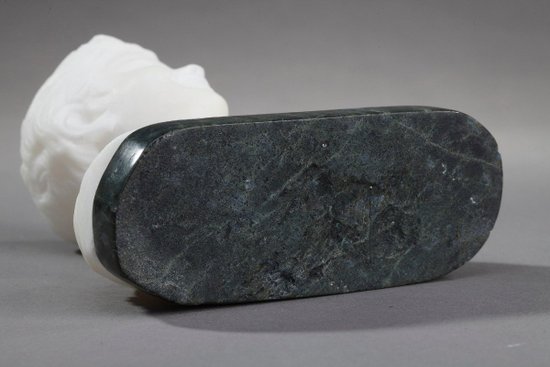 Piccolo busto raffigurante un ragazzo in alabastro