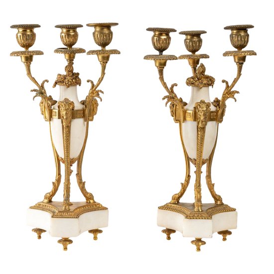 Coppia di candelabri in bronzo dorato e marmo bianco del XIX secolo