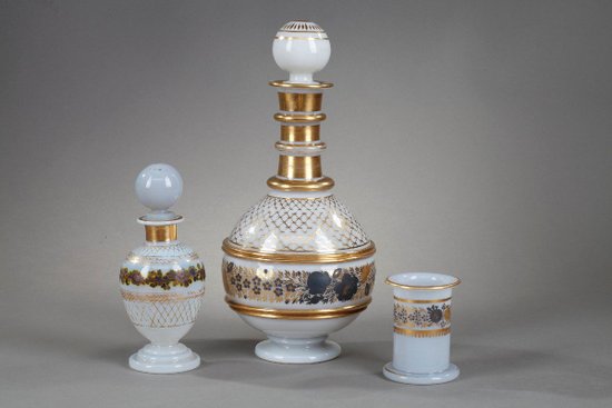 Service dit "verre d'eau" en opaline à décor Desvignes, Charles X