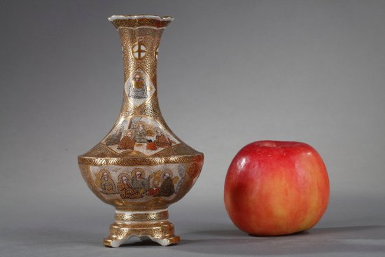Small Satsuma Tripod Vase In Earthenware Decorated With 18 Luohans, 19th century