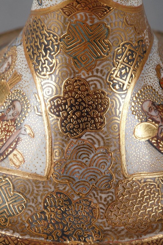 Small Satsuma Tripod Vase In Earthenware Decorated With 18 Luohans, 19th century