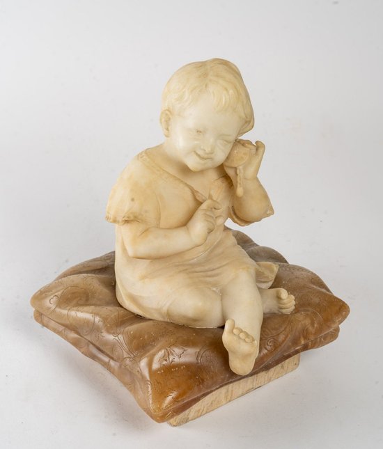 Figurina in alabastro di un bambino piccolo
