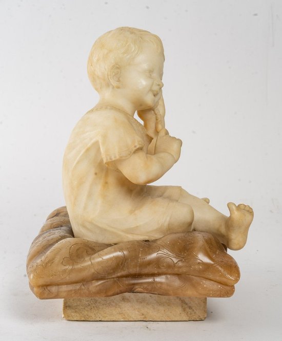 Figurina in alabastro di un bambino piccolo