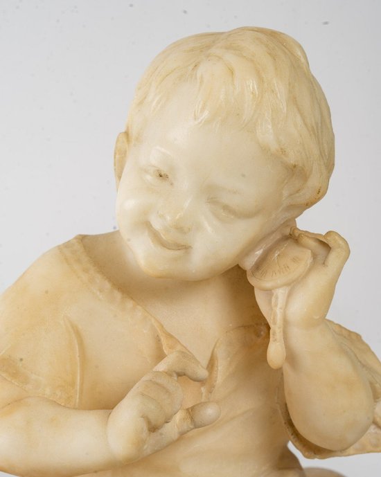 Figurina in alabastro di un bambino piccolo