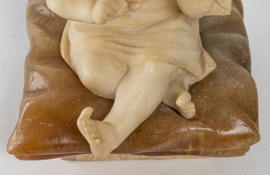 Figurina in alabastro di un bambino piccolo