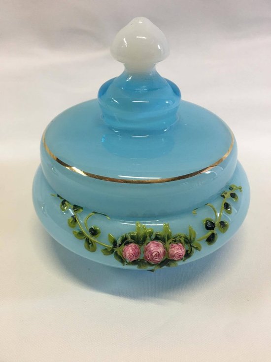 Dreiteiliges Toilettenset aus milchigem Opalin in der Farbe Himmelblau Handbemalt