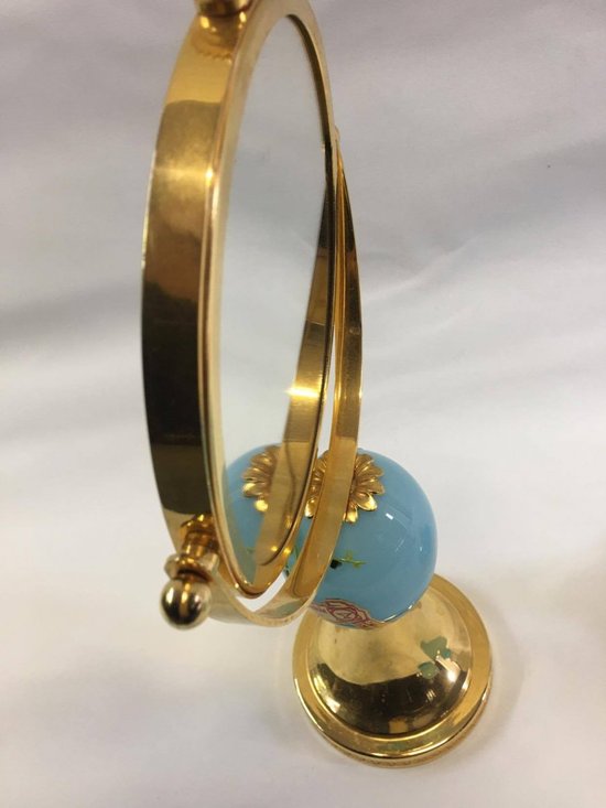 Dreiteiliges Toilettenset aus milchigem Opalin in der Farbe Himmelblau Handbemalt