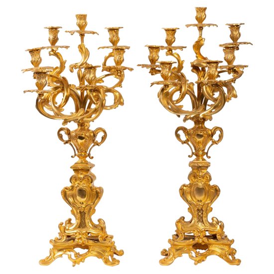 Coppia di candelabri in bronzo dorato in stile Luigi XV, periodo Napoleone III.