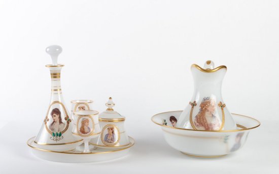 Servizio da acqua opalino bianco latte, disegno a filetti d'oro, fine XIX secolo