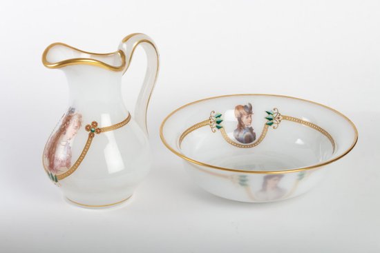 Servizio da acqua opalino bianco latte, disegno a filetti d'oro, fine XIX secolo
