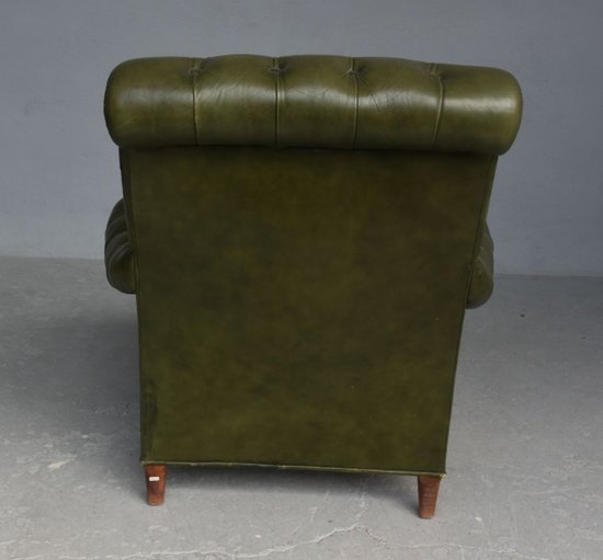 Olivgrüner Chesterfield-Ledersessel und Pouf