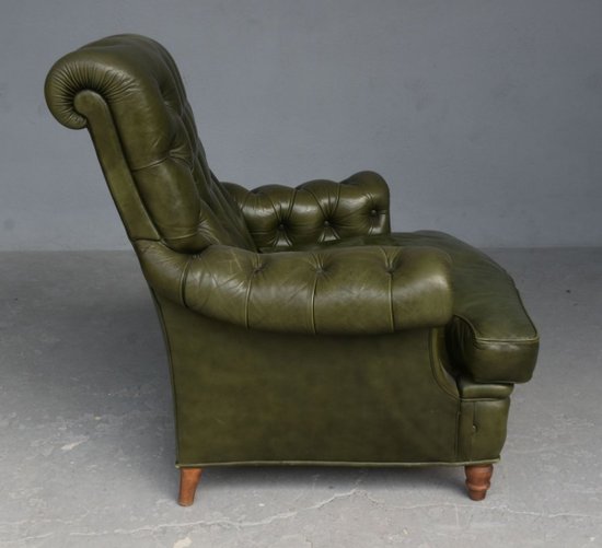 Olivgrüner Chesterfield-Ledersessel und Pouf