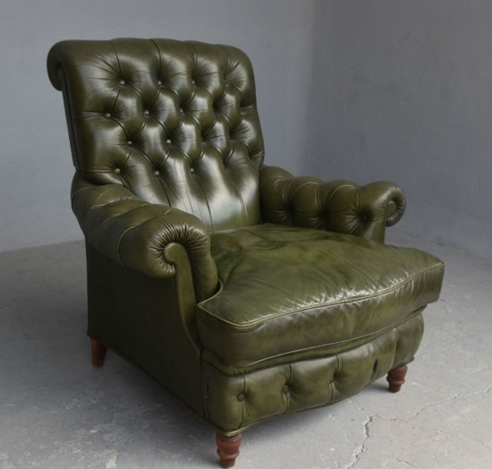 Olivgrüner Chesterfield-Ledersessel und Pouf