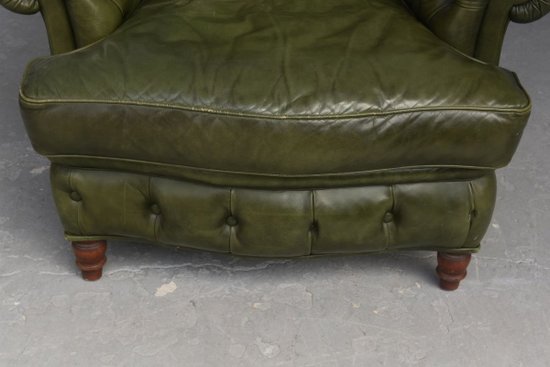 Olivgrüner Chesterfield-Ledersessel und Pouf