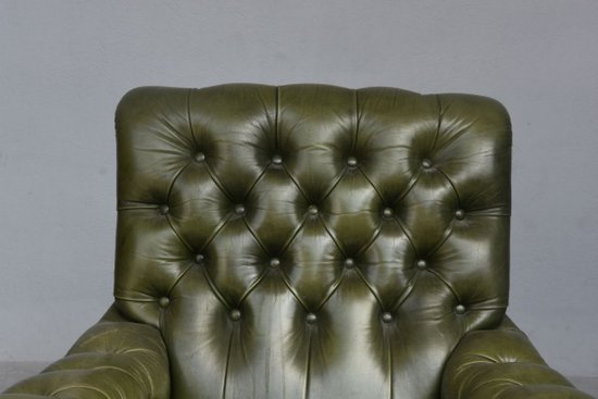 Olivgrüner Chesterfield-Ledersessel und Pouf