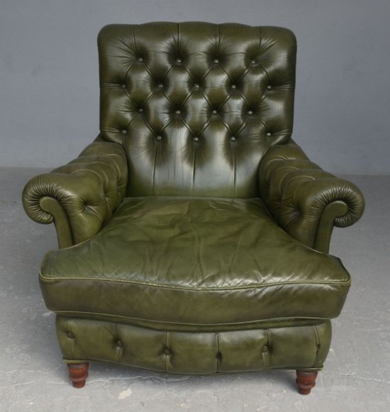 Olivgrüner Chesterfield-Ledersessel und Pouf