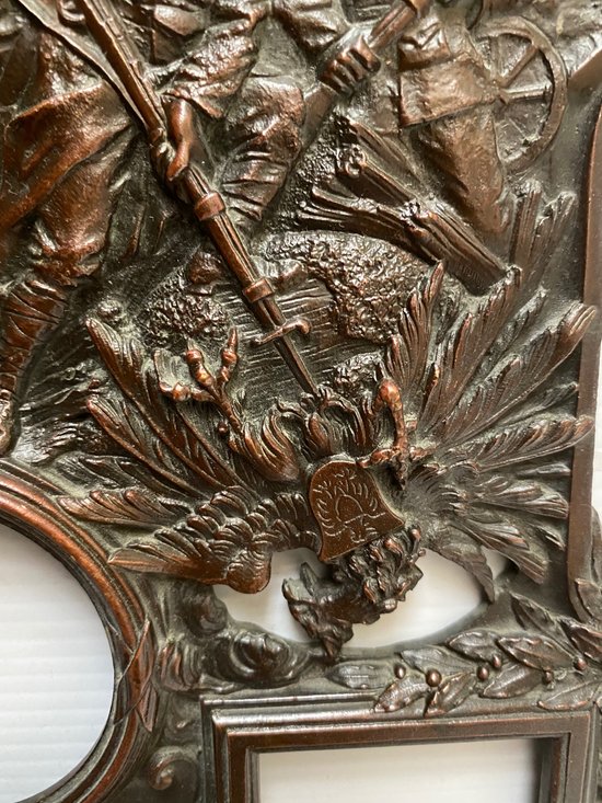 CADRE EN BRONZE FONDU PATINÉ 