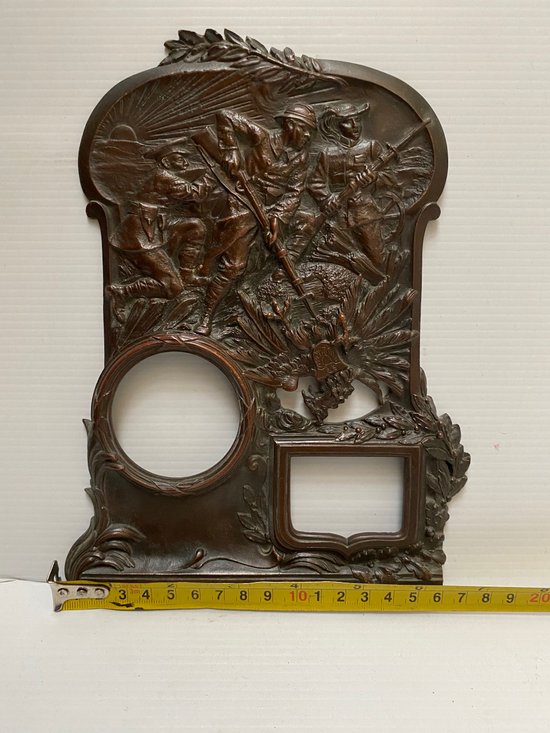 CADRE EN BRONZE FONDU PATINÉ 