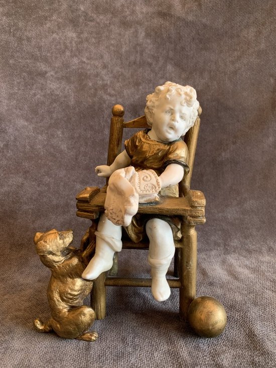 Il bambino sulla sedia