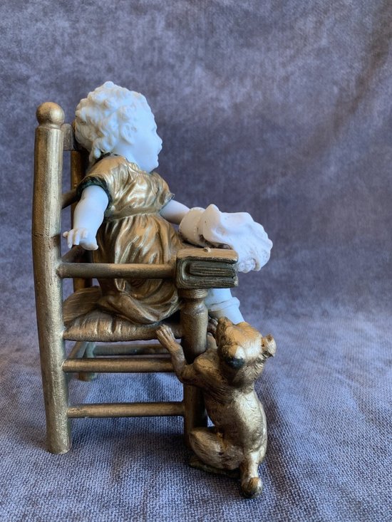 Il bambino sulla sedia