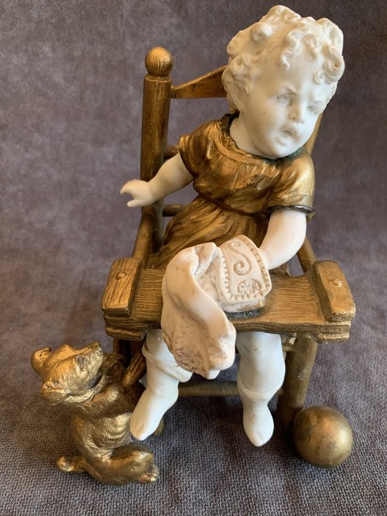 Il bambino sulla sedia