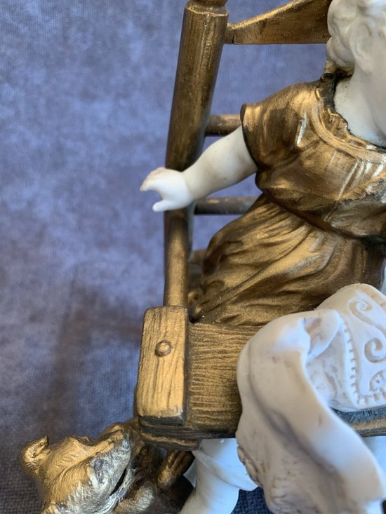 Il bambino sulla sedia