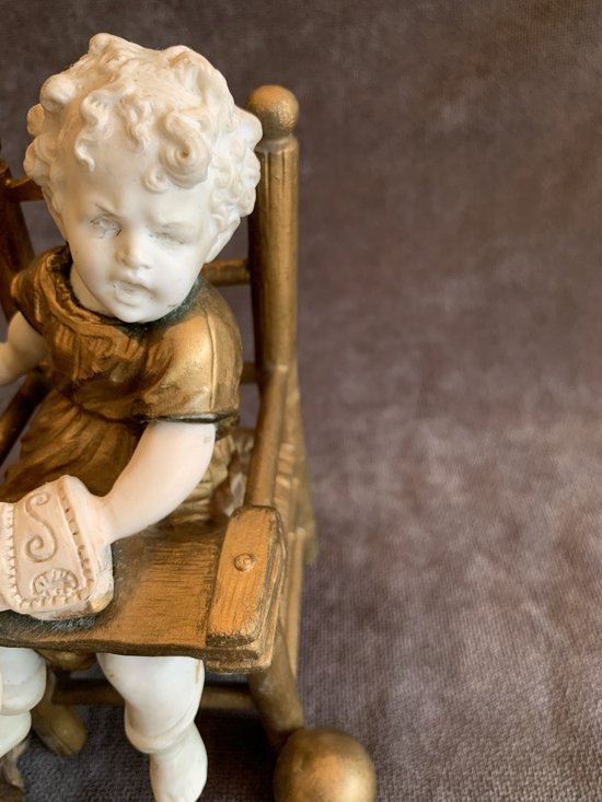 Il bambino sulla sedia