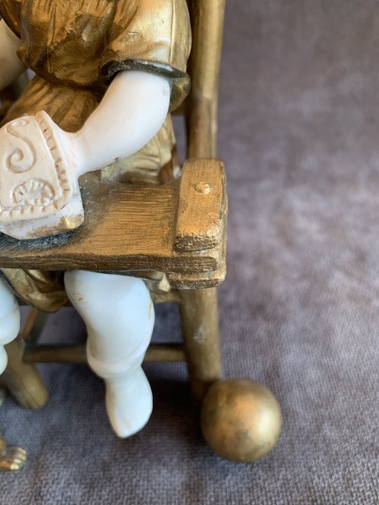 Il bambino sulla sedia
