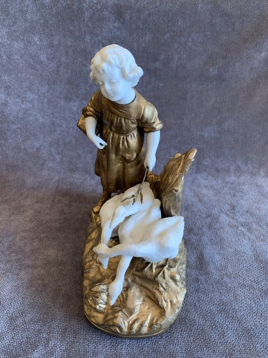 Bambina con figura di oca