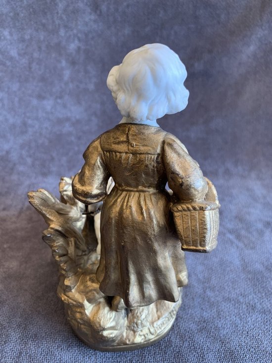 Bambina con figura di oca