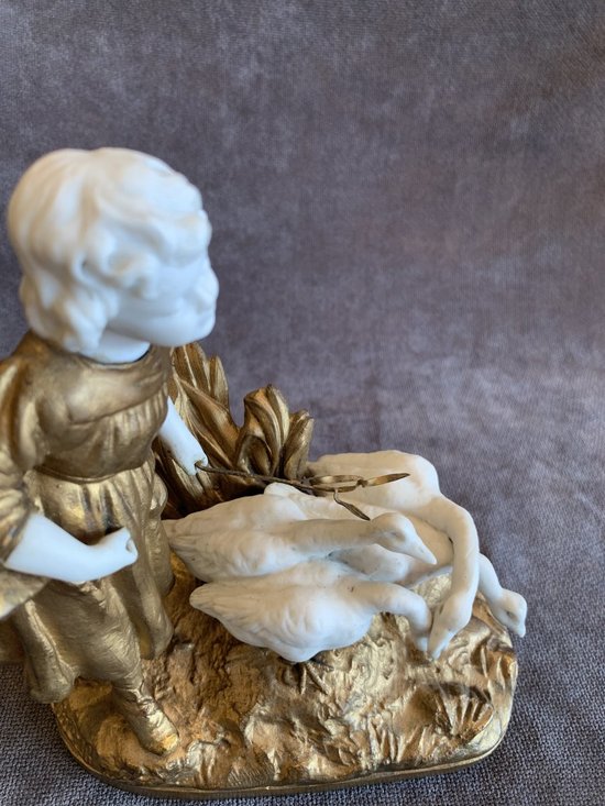 Bambina con figura di oca