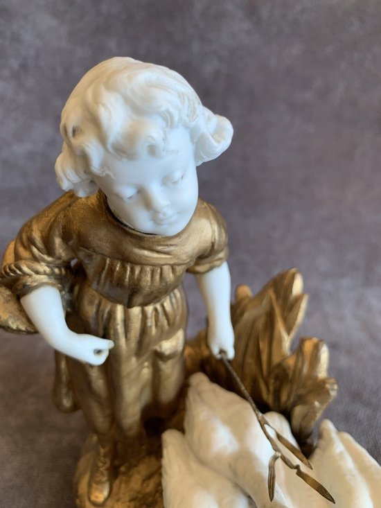 Bambina con figura di oca