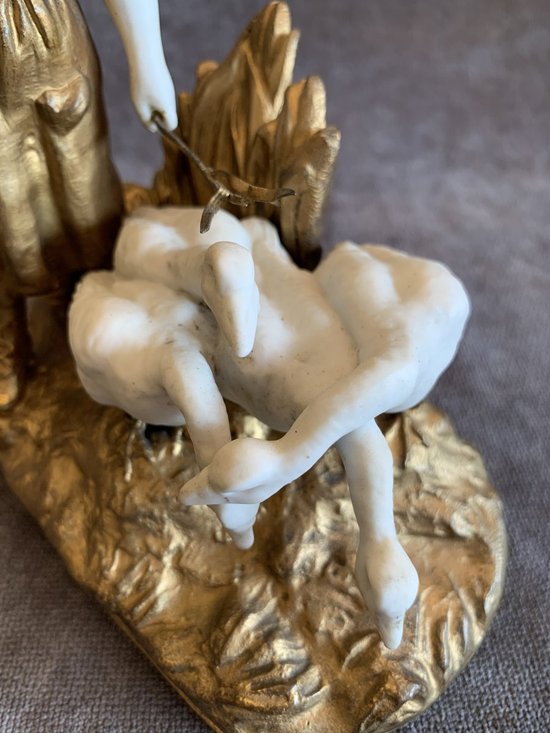 Bambina con figura di oca