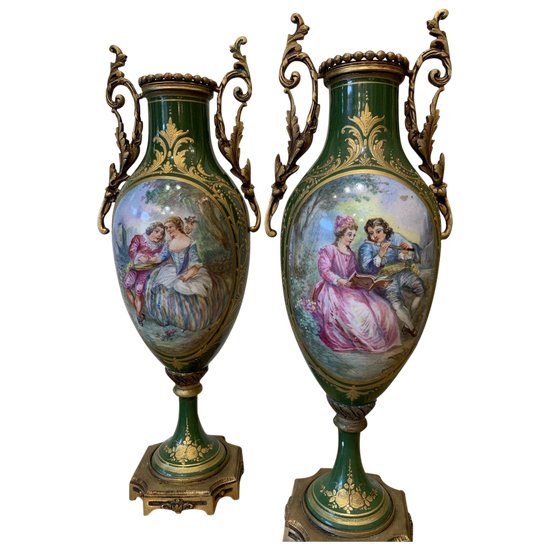 Coppia di vasi in porcellana di Sèvres decorati con scene galanti, periodo Napoleone III