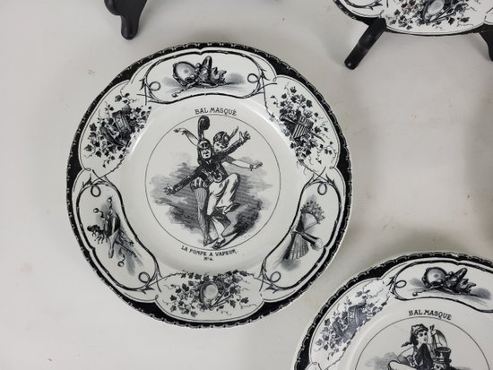 Set di 6 piatti Creil e Montereau Ballo in maschera XIX secolo
