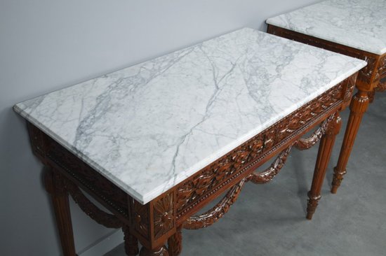 Coppia di console in noce e marmo in stile Luigi XVI