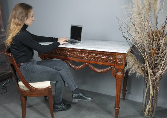 Coppia di console in noce e marmo in stile Luigi XVI