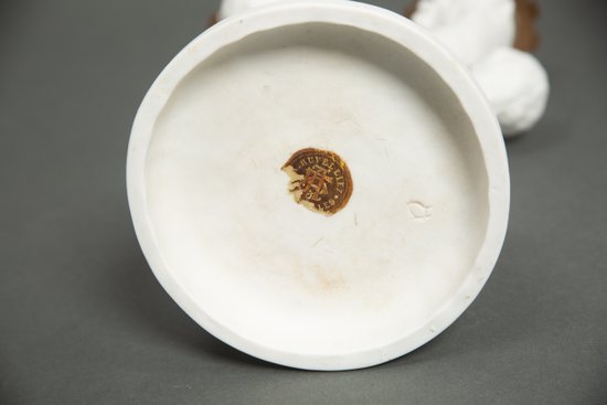 Coppia di candelieri in biscuit di Sévres con putti