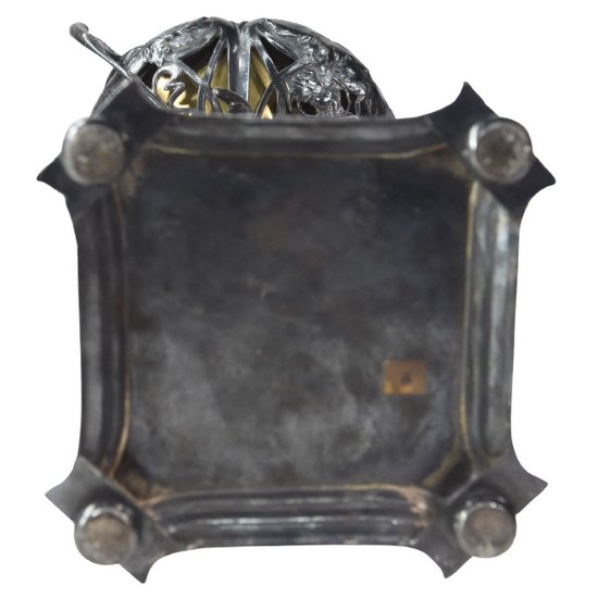 Tasca vuota in metallo argento stile Art Nouveau 1900 Giovane donna