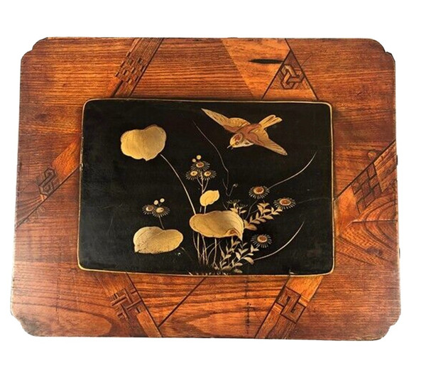 Set di tre tavolini da salotto, laccati e decorati con uccelli e intarsi. Circa 1900