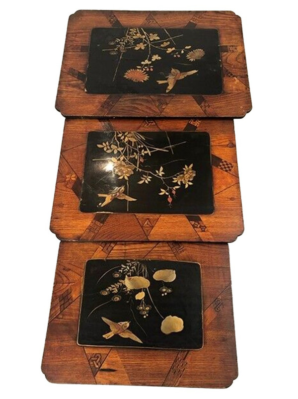 Set di tre tavolini da salotto, laccati e decorati con uccelli e intarsi. Circa 1900