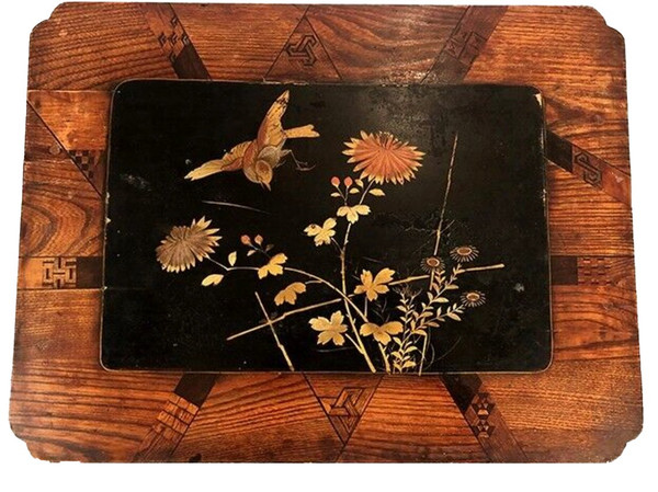Set di tre tavolini da salotto, laccati e decorati con uccelli e intarsi. Circa 1900