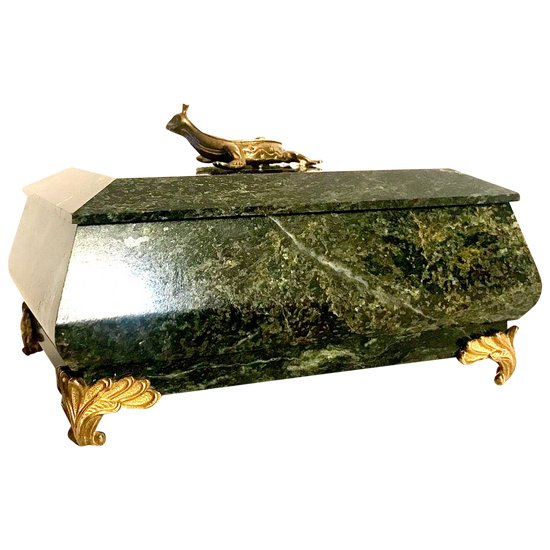 Box in green marble with the effigy of the emblem of François Ier crowned salamander